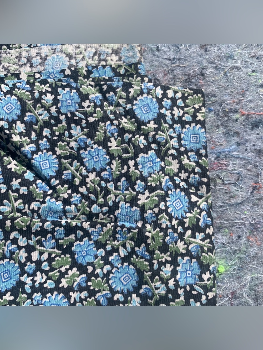 Stunning Antique 1930s cotton black blue green & white floral whimsygoth fabric - Picture 4 of 16
